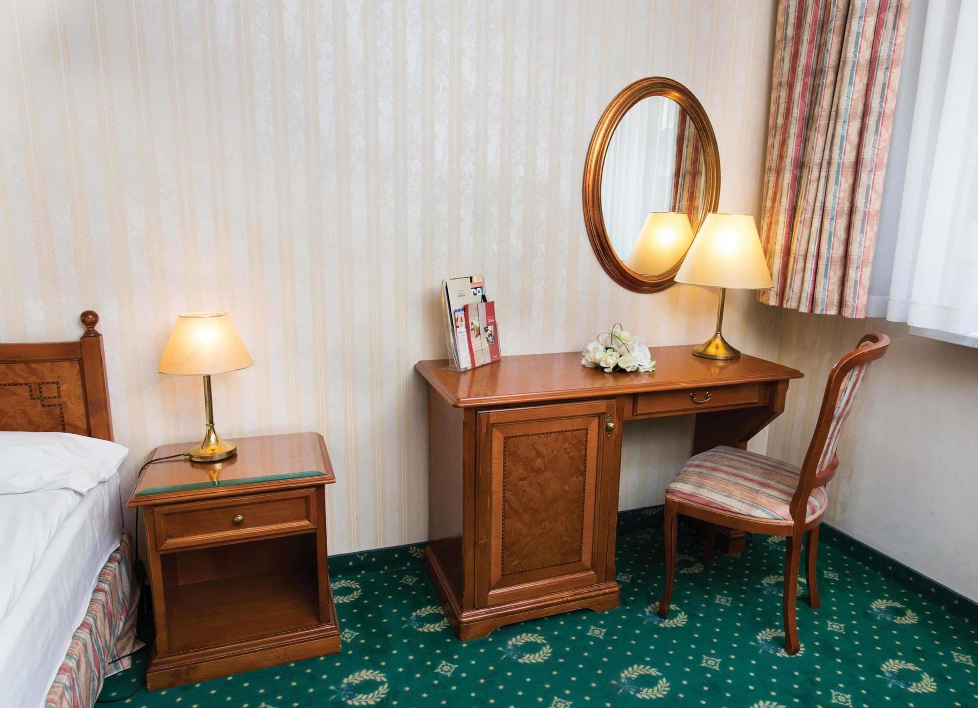 Danubius Astoria Center 4*