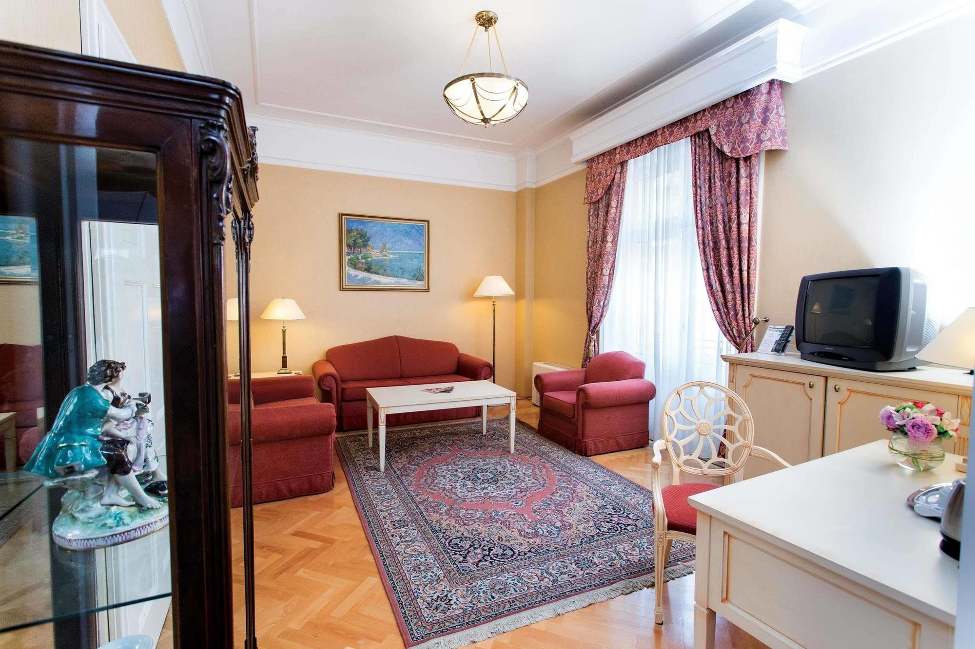Danubius Astoria Center 4*