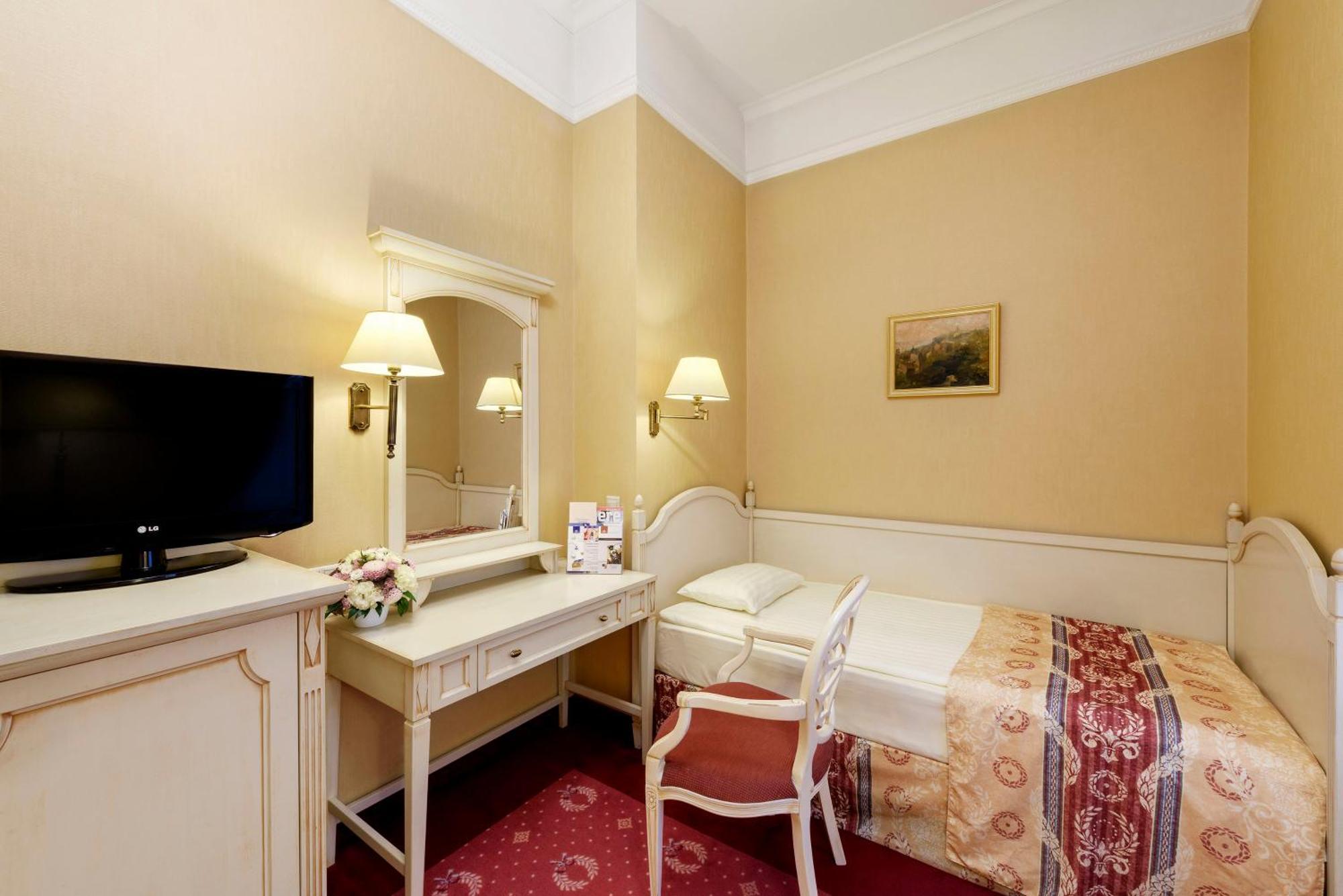 Danubius Astoria Center Готель 4*