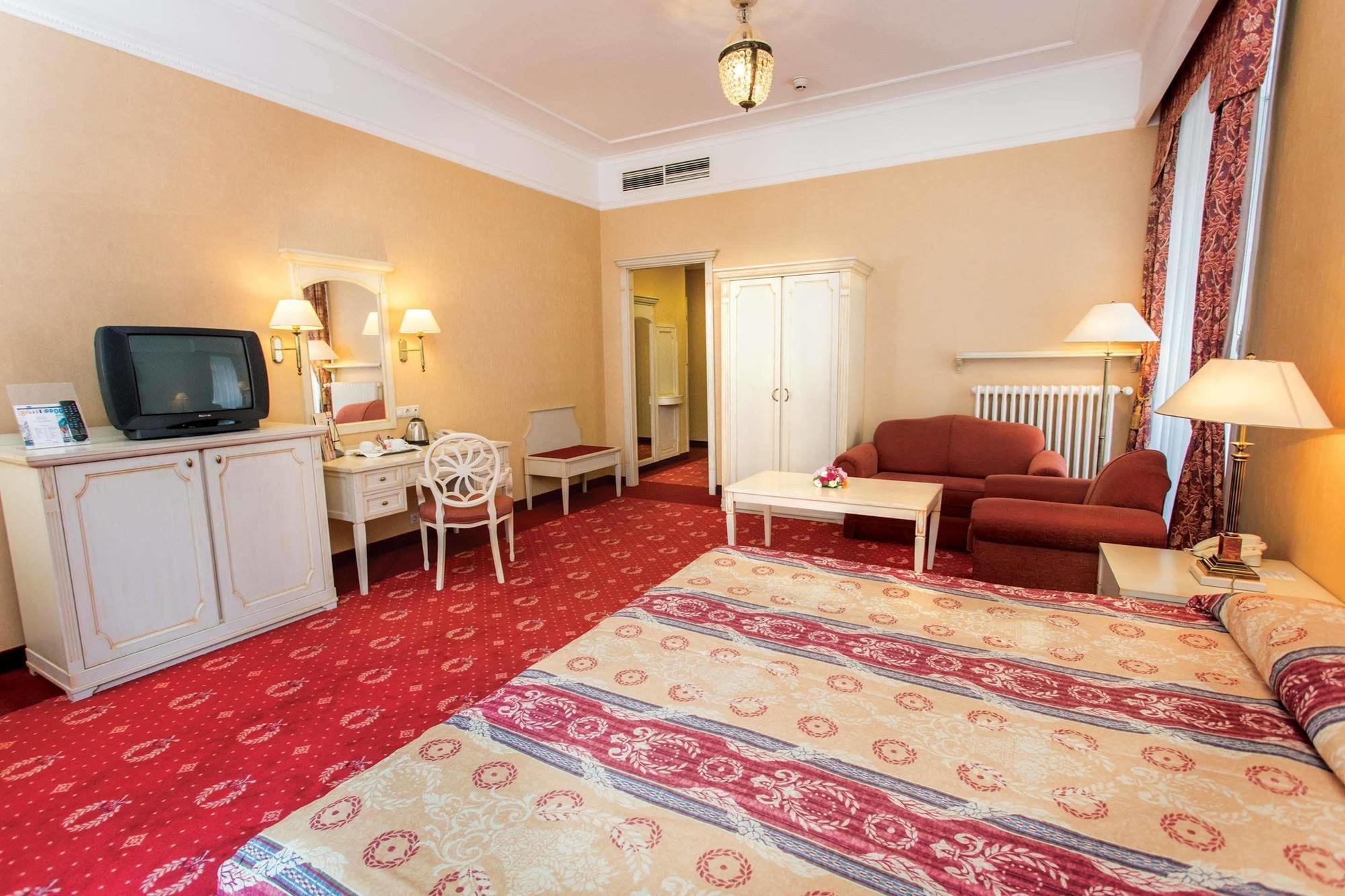 Готель Danubius Astoria Center 4*